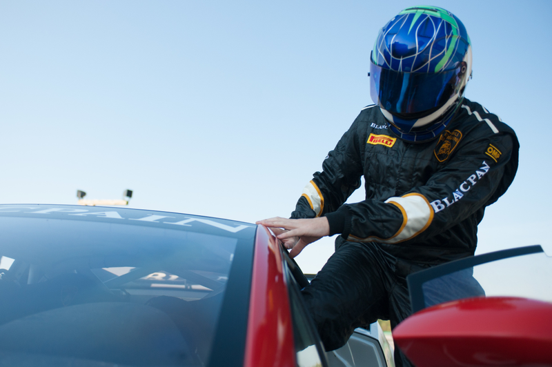 Illustration for article titled Lamborghini's Sinister Gallardo Super Trofeo Is Terrifyingly Amazing